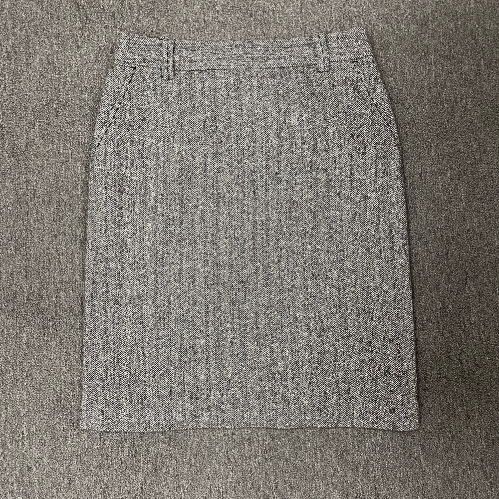 WOMEN’S SKIRT IN EXCELLENT CONDITION WITH POCKETS.